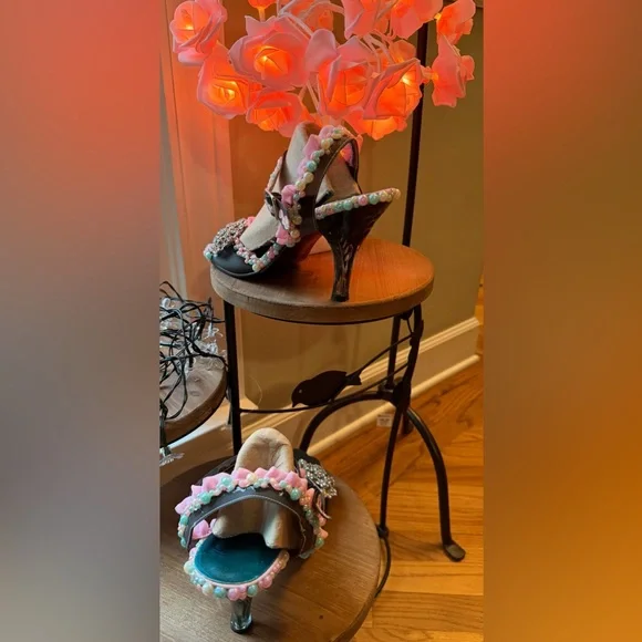Custom, One~of~a~kind, hand embellished shoe in “baby shower” theme, size 40/US9 - Picture 13 of 17